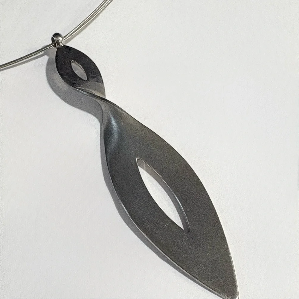 Vintage Wire Curved Swerve Pendant Choker Necklace